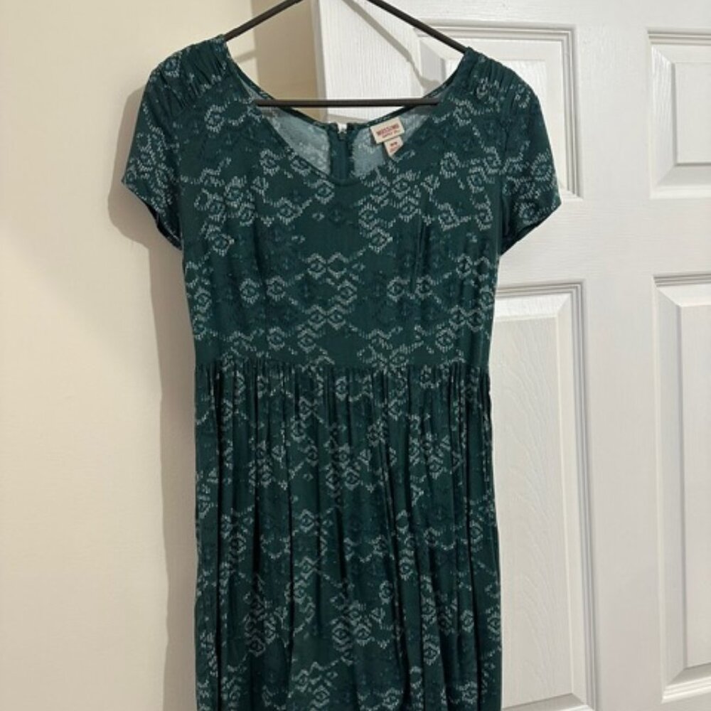 Green short sleeve dress